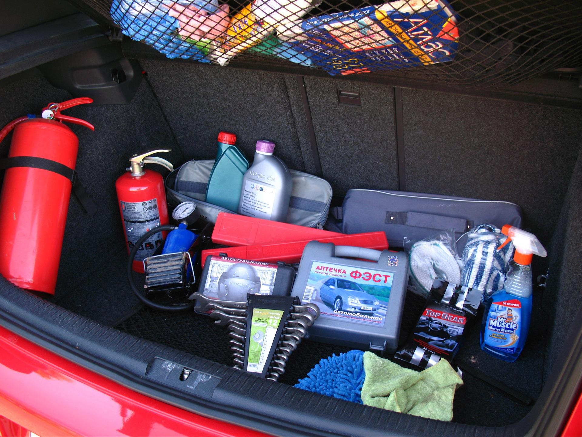 Что нужно мужу на сво. Полезные вещи для автомобиля. Вещи в багажнике. Нужные вещи для багажника авто. Необходимые вещи в багажнике автомобиля.